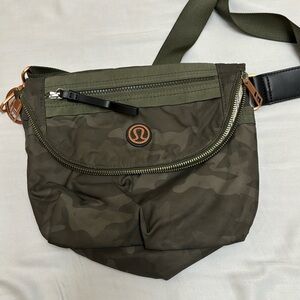 Lululemon camo rose gold hardware crossbody festival bag